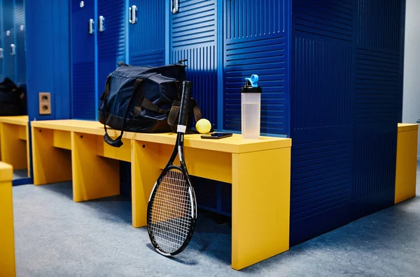 Háttér Kép Tenisz Ütő Sportfelszerelés Öltözőben Élénk Kék Színű Másolás — Stock Fotó