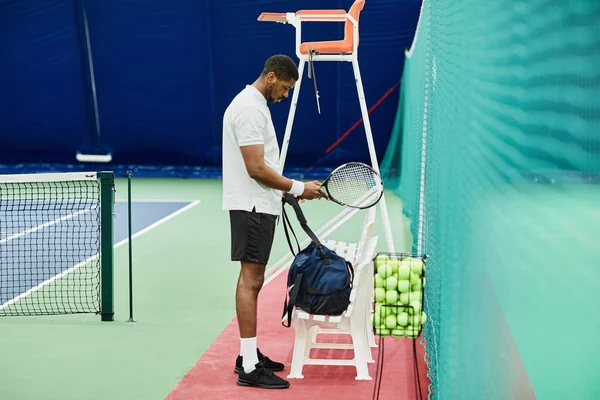 Retrato Vista Lateral Del Jugador Tenis Profesional Colocando Bolso Banco — Foto de Stock