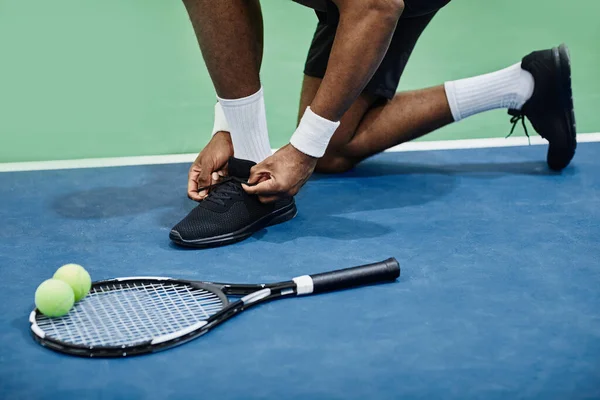 Gros Plan Sportif Noir Méconnaissable Attachant Des Lacets Court Tennis — Photo