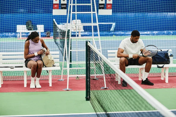 Prise Vue Complète Deux Joueurs Tennis Préparant Pour Match Intérieur — Photo