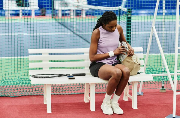 Portrait Complet Jeune Joueuse Tennis Féminine Préparant Pour Pratique Tout — Photo
