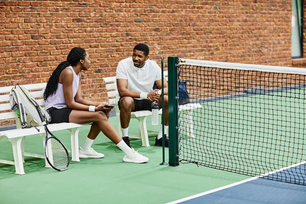 Plan Complet Deux Joueurs Tennis Bavardant Intérieur Court Stade Espace — Photo