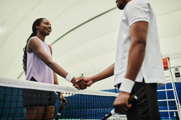 Flachschuss Von Zwei Tennisspielern Beim Händeschütteln Über Das Netz Während — Stockfoto