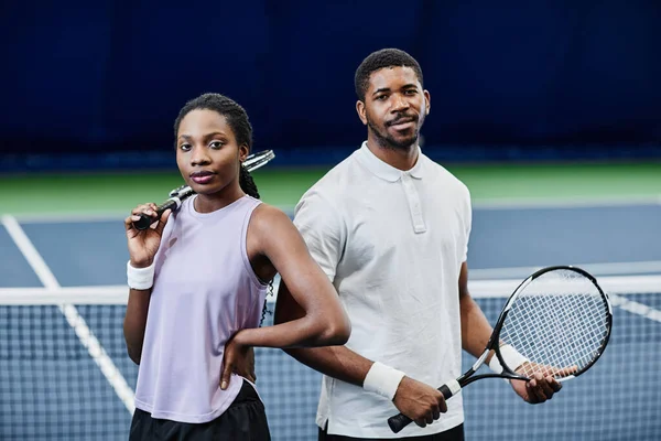 Porträt Von Afroamerikanischen Tennisspielern Die Die Kamera Schauen Während Sie — Stockfoto