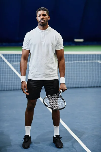 Portrait Complet Joueur Tennis Afro Américain Regardant Caméra Tout Posant — Photo
