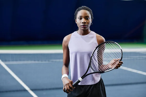 Tailliertes Porträt Einer Afroamerikanischen Jungen Frau Mit Tennisschläger Und Blick — Stockfoto