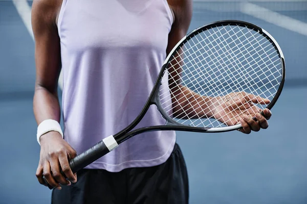 屋内コートでテニスラケットを保持するアフリカ系アメリカ人スポーツ女性の閉鎖 コピースペース — ストック写真