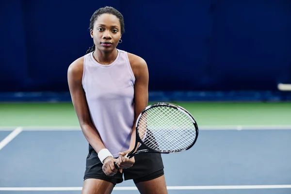 屋内コートでテニスをしている若い黒人スポーツ女性のフロントビューの肖像画 コピースペース — ストック写真