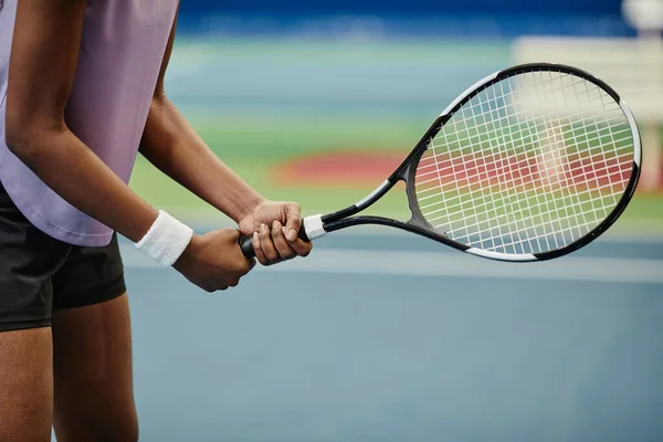 屋内コートでテニスをしながらラケットを保持している若い黒人スポーツ女性のサイドビュー コピースペース — ストック写真