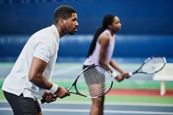 기사보기 미국젊은 코트에서 테니스를 — 스톡 사진