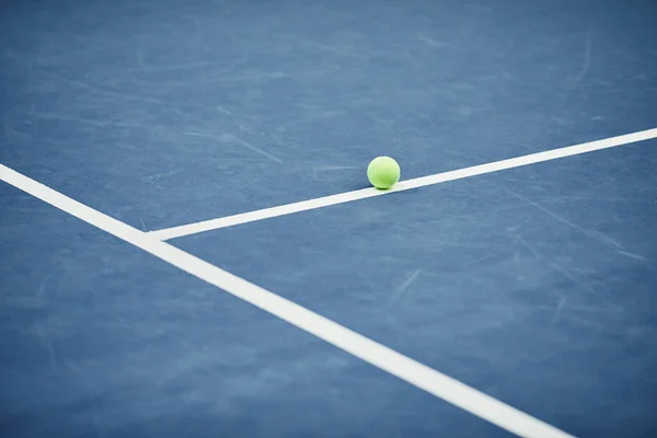 테니스 코트의 파란만장 바닥에 노란색 테니스 하나의 이미지 — 스톡 사진