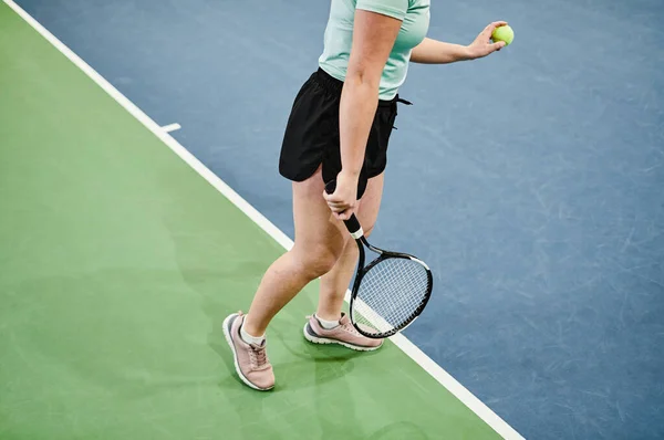 Minimal Bild Oigenkännlig Ung Kvinna Som Spelar Tennis Vid Hovet — Stockfoto