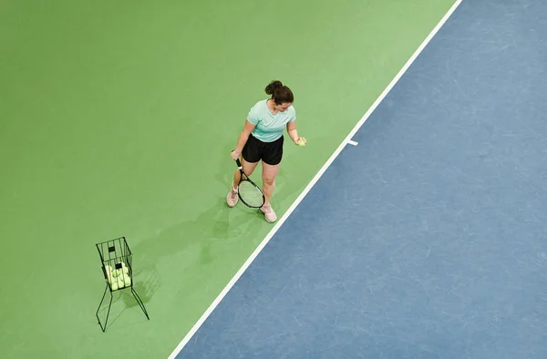 그래픽 코트에서 테니스를 여성의 — 스톡 사진