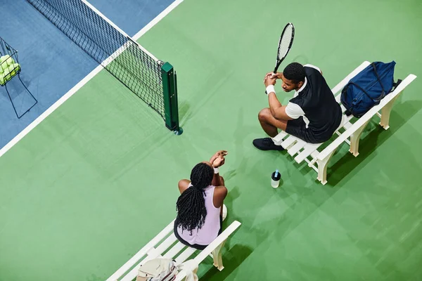 Minimális Kilátás Két Teniszező Csevegésére Szünetben Teniszpályán Másolás — Stock Fotó