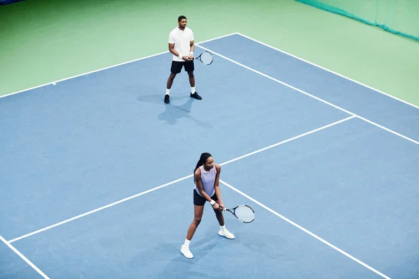 Minimal Hög Vinkel Skott Afroamerikanska Par Spelar Tennis Par Vid — Stockfoto