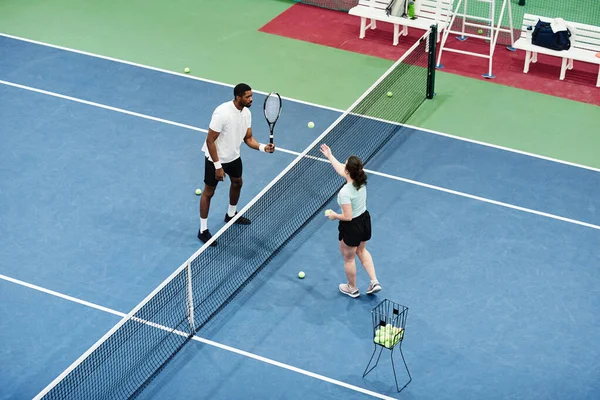Vysoký Úhel Záběru Afroameričan Hraje Tenis Praxi Partnerem Nebo Trenérem — Stock fotografie
