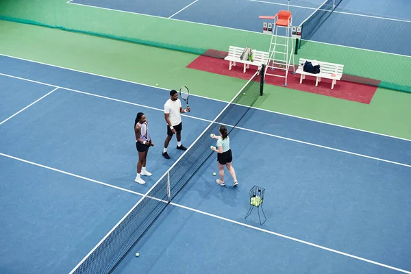 Nagylátószögű Felvétel Afro Amerikai Pár Teniszezik Edzésen Partner Vagy Edző — Stock Fotó