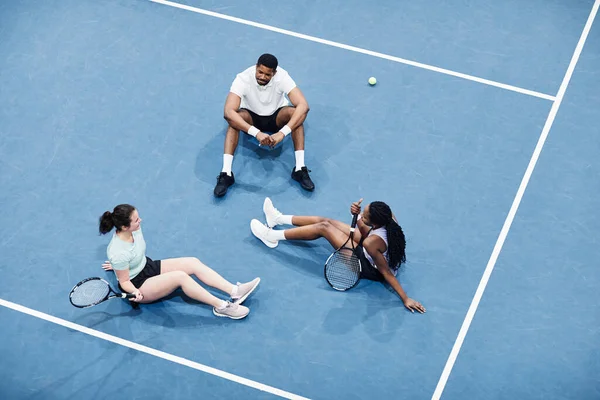 Angle Élevé Minimal Groupe Personnes Relaxant Court Tennis Intérieur Assis — Photo