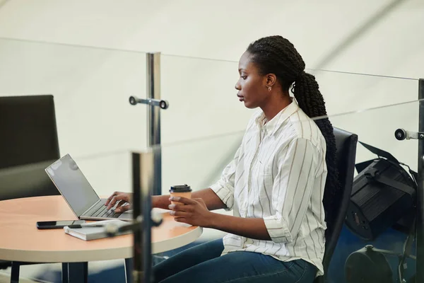 Visão Lateral Retrato Jovem Mulher Negra Usando Laptop Centro Treinamento — Fotografia de Stock
