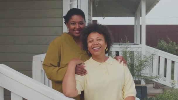 Retrato Mediano Dos Hermanas Afroamericanas Sonrientes Posando Para Cámara Porche — Vídeo de stock