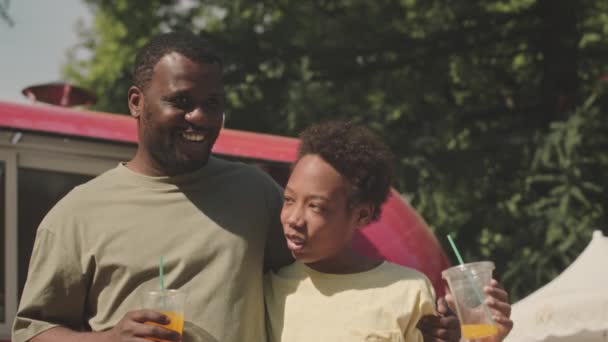 Cintura Para Cima Homem Negro Alegre Seu Filho Adolescente Conversando — Vídeo de Stock