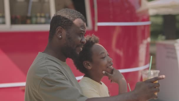 Hafta Sonlarını Birlikte Parkta Yürürken Babasıyla Konuşan Yaşında Bir Çocuk — Stok video
