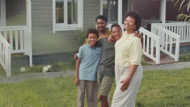 Retrato Duas Mulheres Negras Sorridentes Seus Filhos Brincalhões Anos Posando — Vídeo de Stock