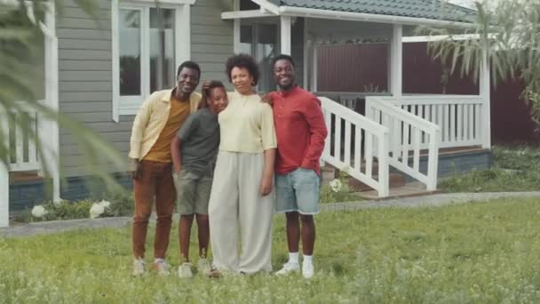 Portrait Complet Famille Afro Américaine Joyeuse Quatre Souriants Caméra Debout — Video