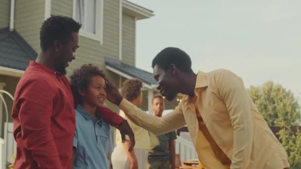Средний Снимок Двух Счастливых Взрослых Чернокожих Мужчин Семей Собирающихся Вместе — стоковое видео