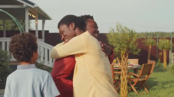 Medium Shot Van Twee Afro Amerikaanse Volwassen Broers Mannelijke Vrienden — Stockvideo