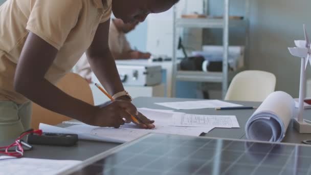 Afroamerykanka Inżynier Rysunek Planu Biurku Panelem Słonecznym Wiatrakiem Modelu Nim — Wideo stockowe
