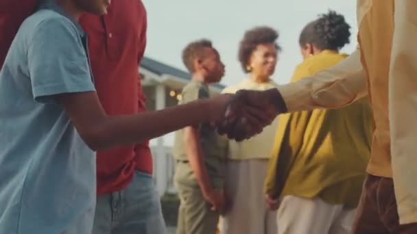 Siyahi Adamların Sıkışarak Birbirlerini Selamladıkları Sahneler Dışarıda Aile Yemeği Için — Stok video