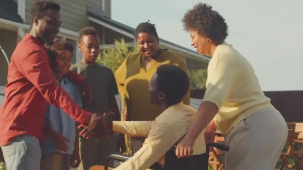 Fiatal Optimista Afroamerikai Férfi Fogyatékossággal Támogató Gondoskodó Feleségével Együtt Érkeznek — Stock videók