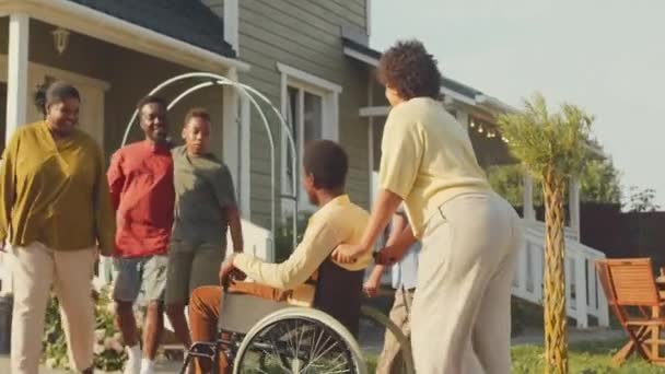 Jovem Negro Cadeira Rodas Sua Esposa Carinhosa Chegando Jantar Família — Vídeo de Stock