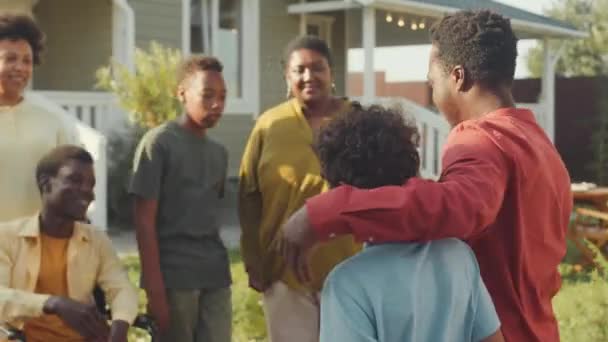 Medelhög Bild Glada Afroamerikanska Familjemedlemmar Möte För Utomhus Huset Bakgård — Stockvideo