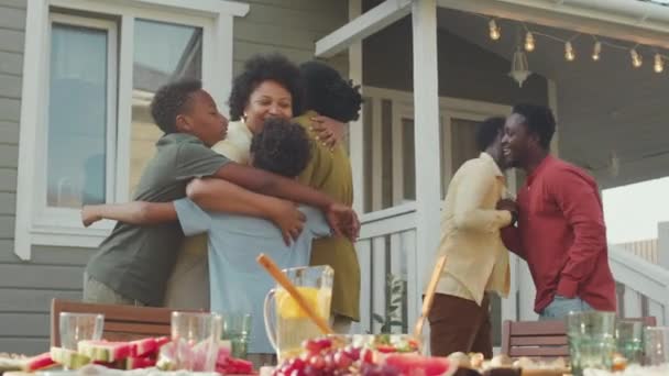 Medelhög Bild Glada Afroamerikanska Familjemedlemmar Och Deras Familjer Träffas Gården — Stockvideo