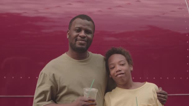 Medium Slowmo Porträtt Glad Afroamerikansk Pappa Och Hans Tonåring Son — Stockvideo