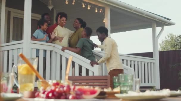 Средний Снимок Двух Веселых Молодых Афроамериканских Семей Встречающихся Крыльце Пообедать — стоковое видео