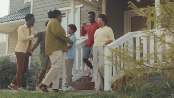 Modern Afro Amerikan Ailenin Yaşlarındaki Iki Havalı Çocuğun Evin Önünde — Stok video
