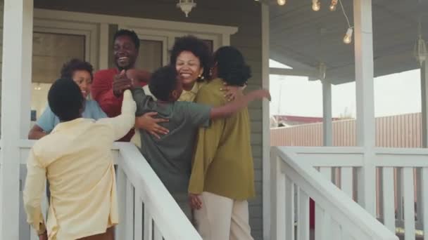 Közepes Felvétel Két Boldog Afro Amerikai Családról Két Éves Gyerekkel — Stock videók