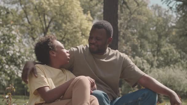 Mittlere Verlangsamung Eines Entspannten Afroamerikanischen Mannes Mit Seinem Jährigen Sohn — Stockvideo