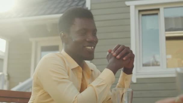 Pas Afroameričtí Rodinní Příslušníci Chatují Obědvají Spolu Dvorku Slunečného Dne — Stock video