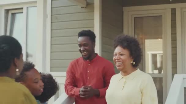 아이들이 식사를 모이는 즐거운 아프리카계 미국인 가족의 현관에서 기쁨으로 — 비디오