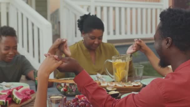 Güneşli Bir Günde Arka Bahçedeki Yemek Masasında Dua Ederken Modern — Stok video