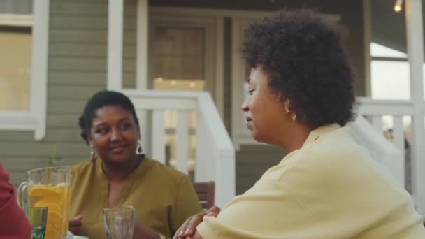 Pas Moderní Afroameričanky Modlí Obědového Stolu Při Setkávání Přáteli Rodinou — Stock video
