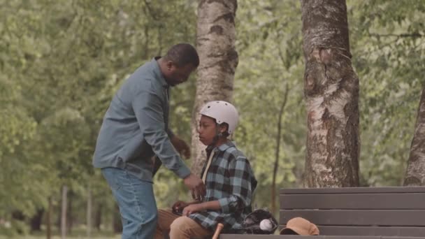 Slowmo Homme Afro Américain Aidant Son Fils Ans Mettre Équipement — Video