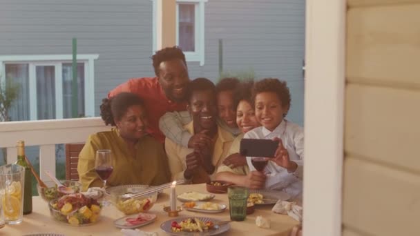 Średnie Ujęcie Wesołej Przyjaznej Afroamerykańskiej Rodziny Sześciu Osób Robiących Selfie — Wideo stockowe