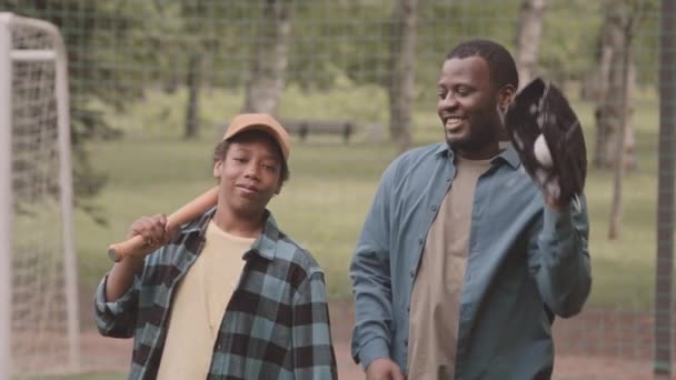 아들과 아프리카계 미국인 아버지의 초상화 여름에 공원에서 그물에 카메라에 — 비디오