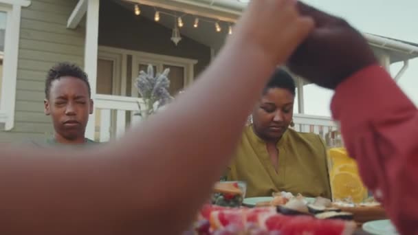 Pas Velké Moderní Afroamerické Rodiny Drží Ruce Modlí Při Obědě — Stock video