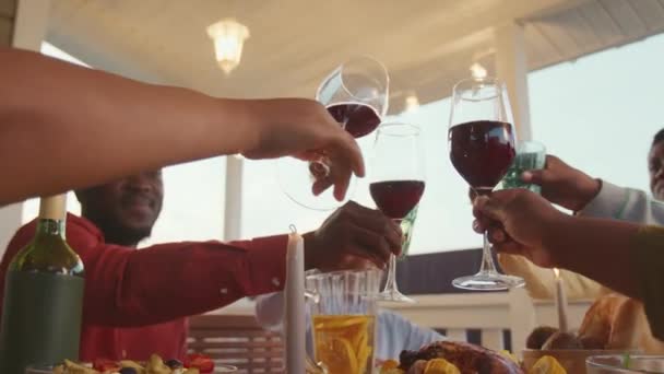 Közelíts Vidám Nagy Afro Amerikai Családi Italokra Miközben Együtt Vacsorázunk — Stock videók